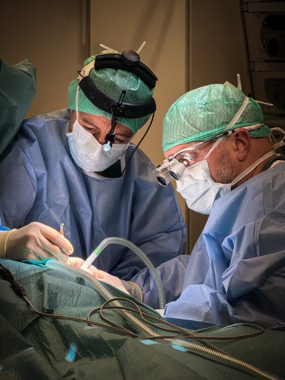 Plastikkirurg og gynekolog i samarbeid under operasjon ved Sørlandet Privatsykehus i Kristiansand